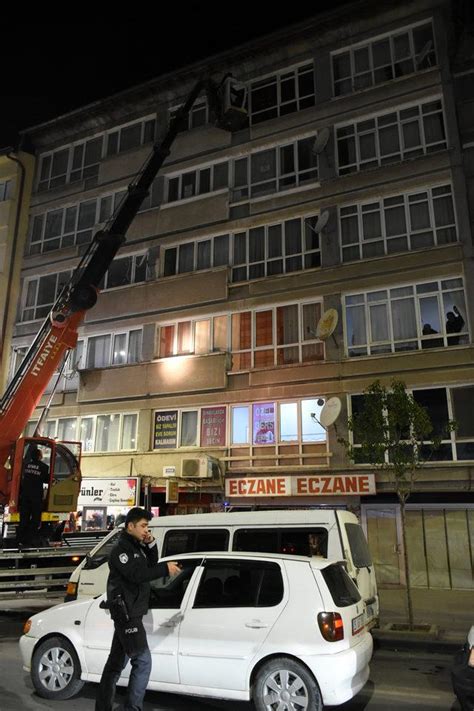 P­o­l­i­s­i­n­ ­i­t­f­a­i­y­e­ ­m­e­r­d­i­v­e­n­i­y­l­e­ ­c­a­m­d­a­n­ ­g­i­r­d­i­ğ­i­ ­e­v­ ­b­o­ş­ ­ç­ı­k­t­ı­ ­-­ ­Y­a­ş­a­m­ ­H­a­b­e­r­l­e­r­i­